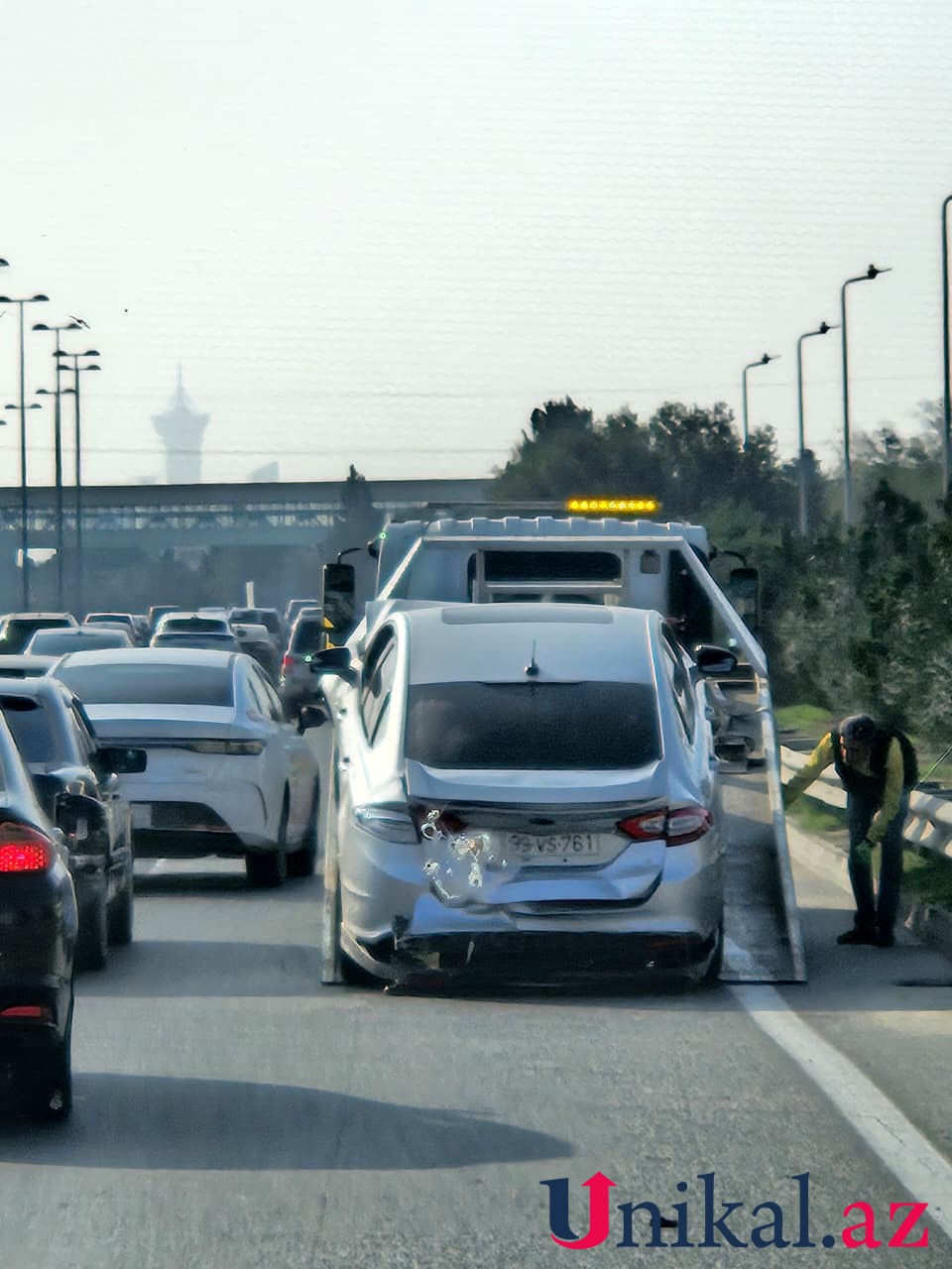 Aeroport yolunda qəza tıxaca səbəb oldu - FOTOLAR (VİDEO)